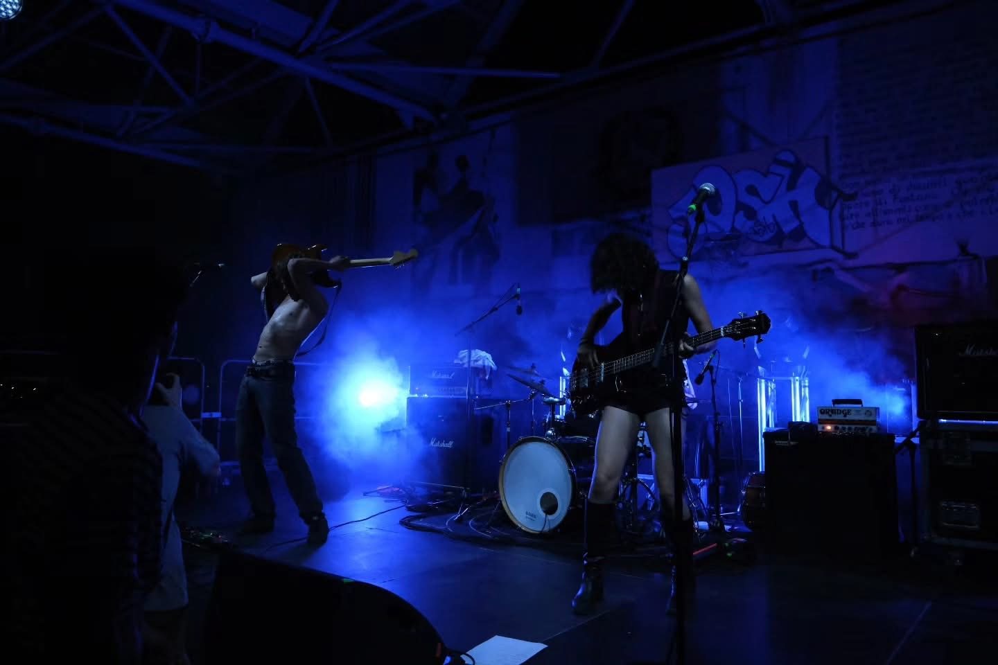Loosing Money sul palco in luce blu