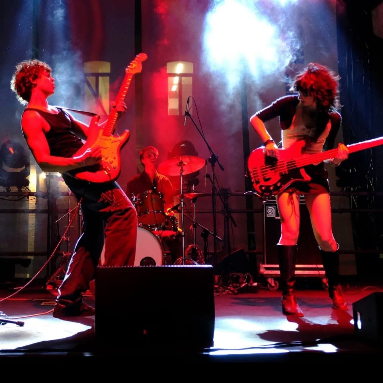 Loosing Money dal vivo in luce rossa